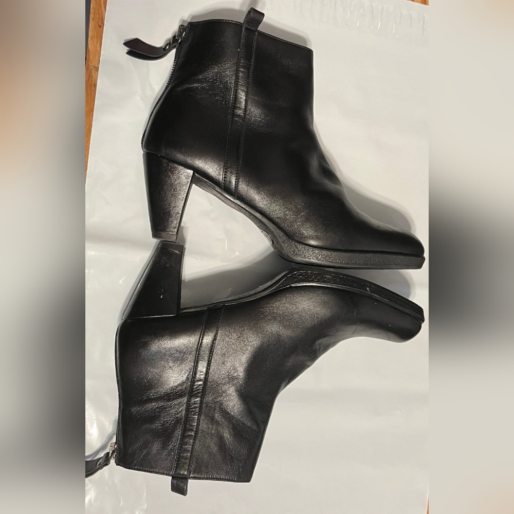 Lady's 8M, Stuart Weitzman, black, back zip, ankle boots